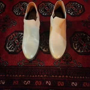 White Pebble Leather Nkle Boots